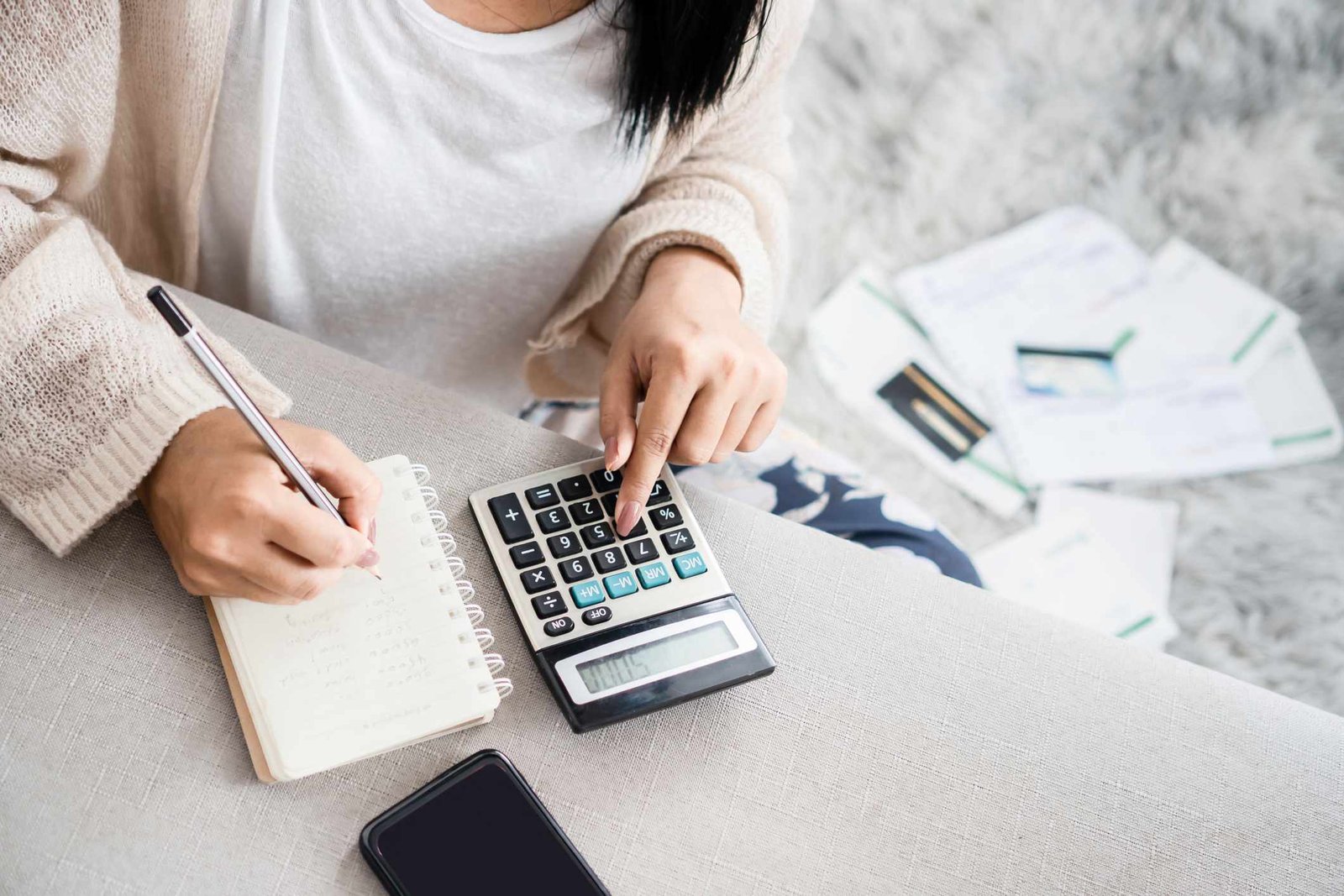 Woman-with-a-notebook-and-calculator-best-resume-builders