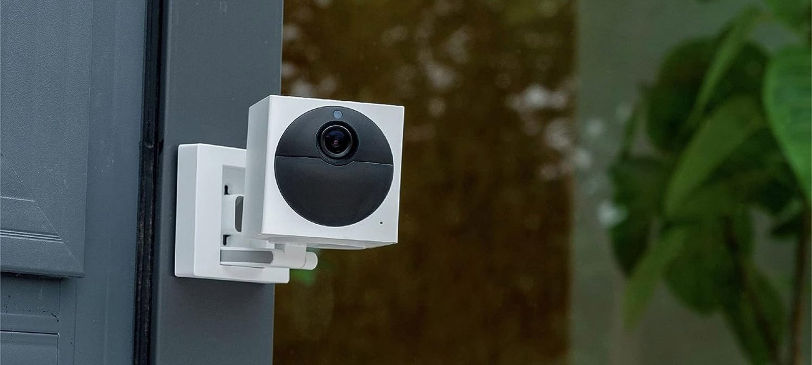 Wyze Outdoor Cam v2 trên tường