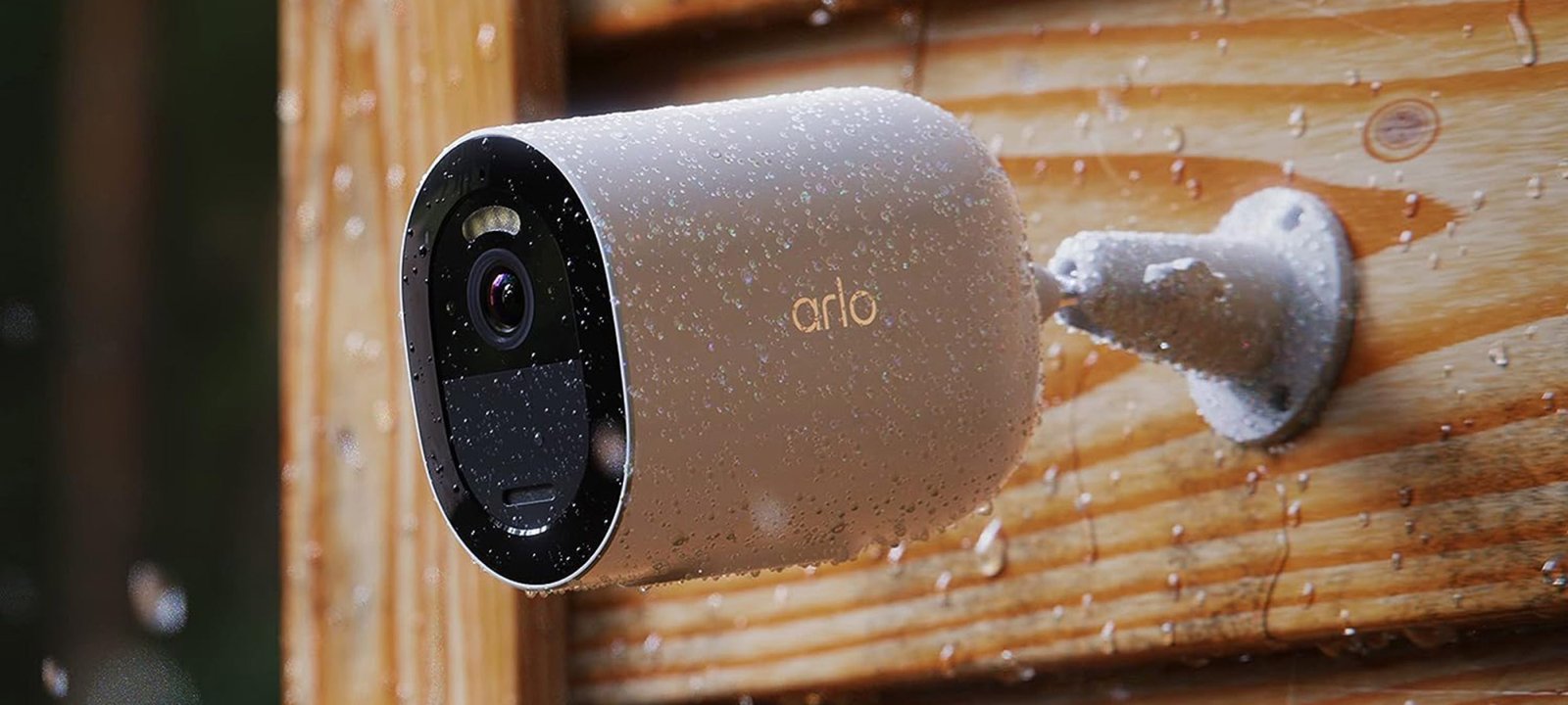 Arlo Go 2 trên tường cabin gỗ