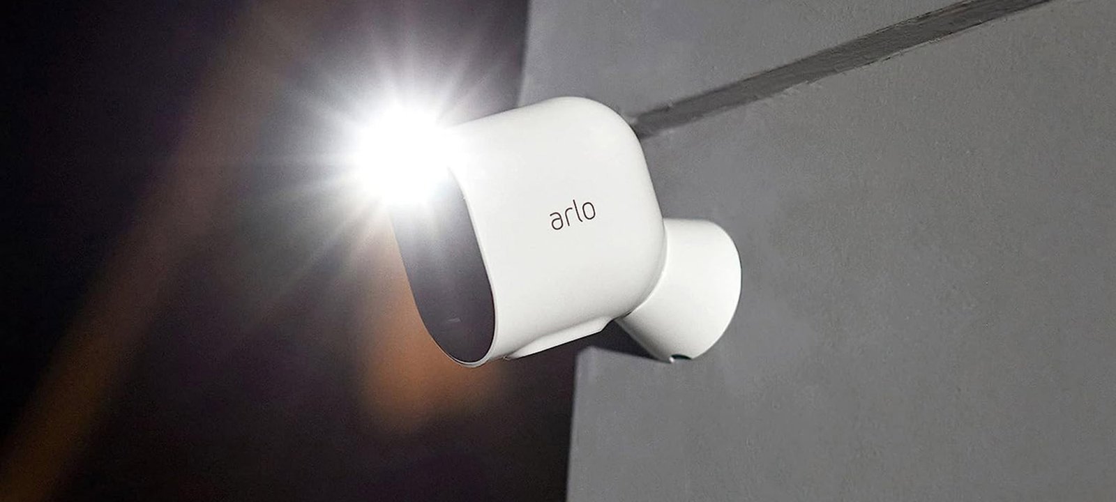 Arlo Pro 4 với đèn chiếu sáng