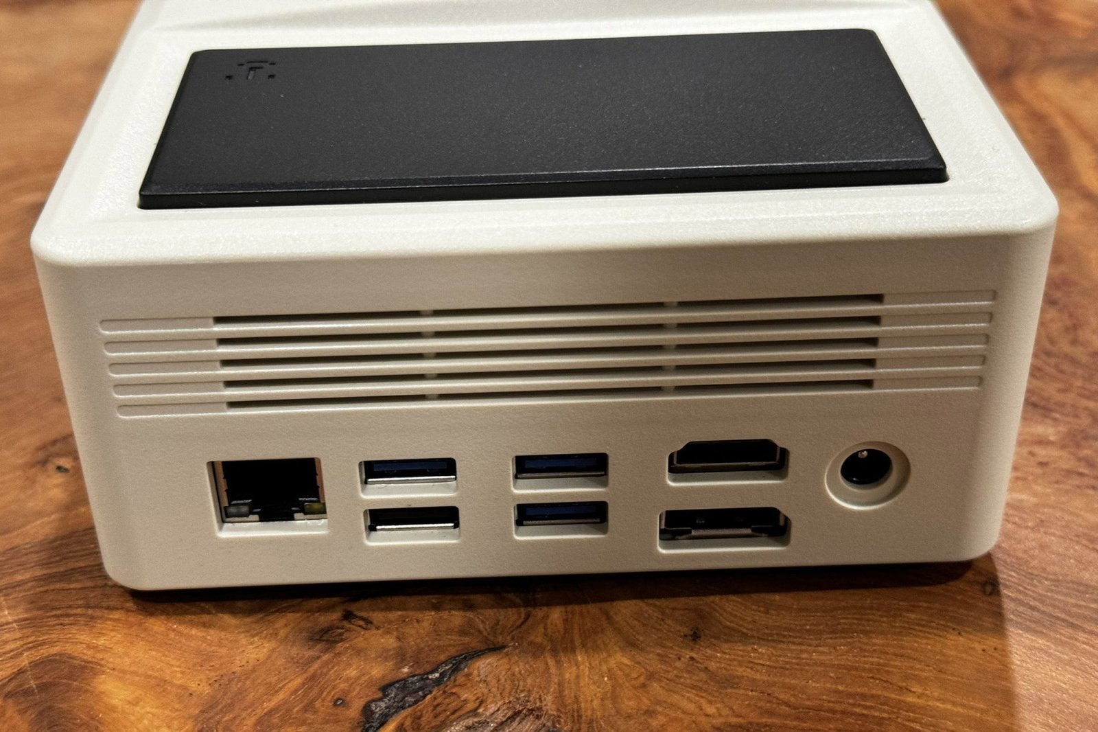 Cổng sau Retro Mini PC AM01